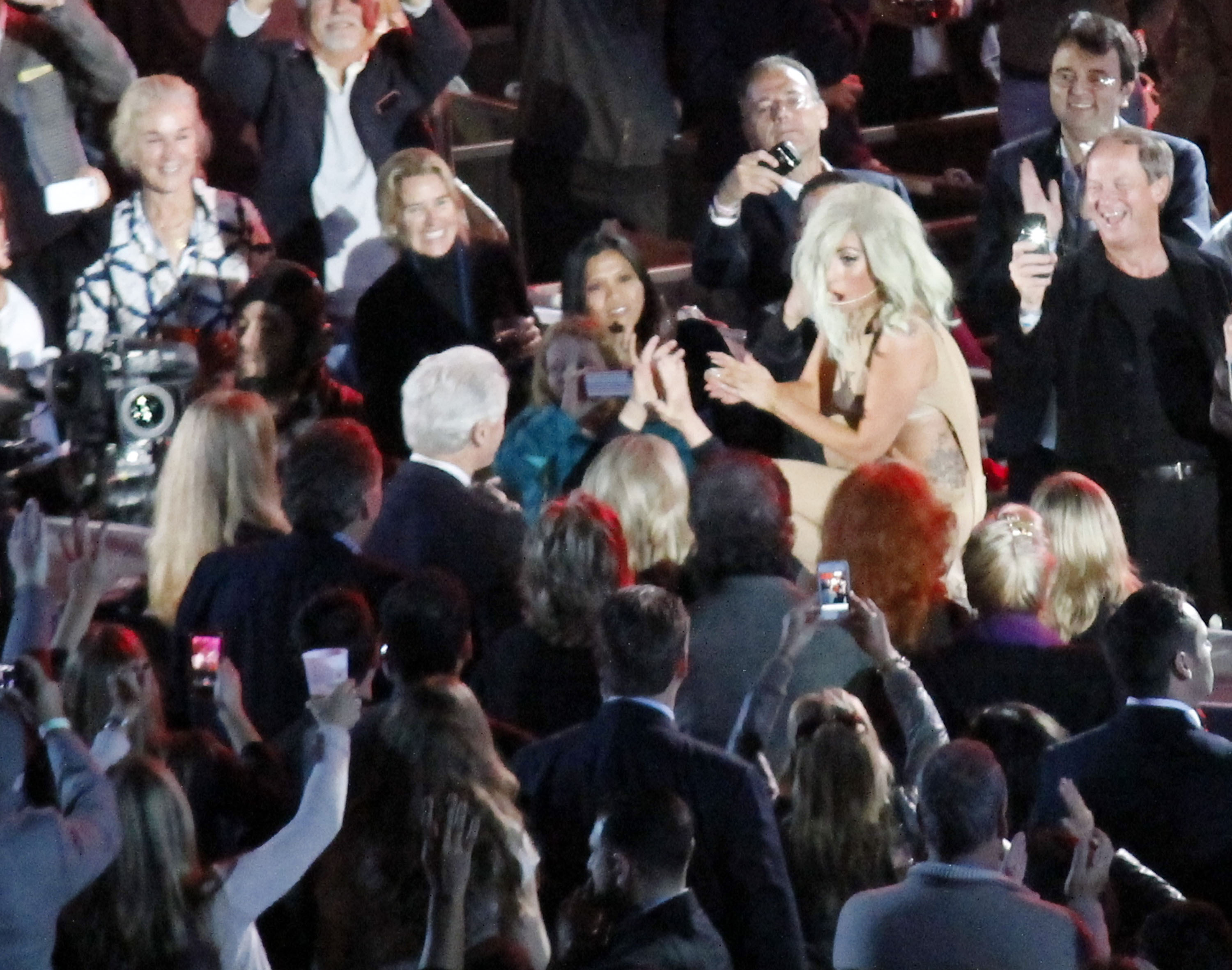 Lady Gaga sings for Former President Bill Clinton at 'A Decade of Difference' concert | Picture 103793